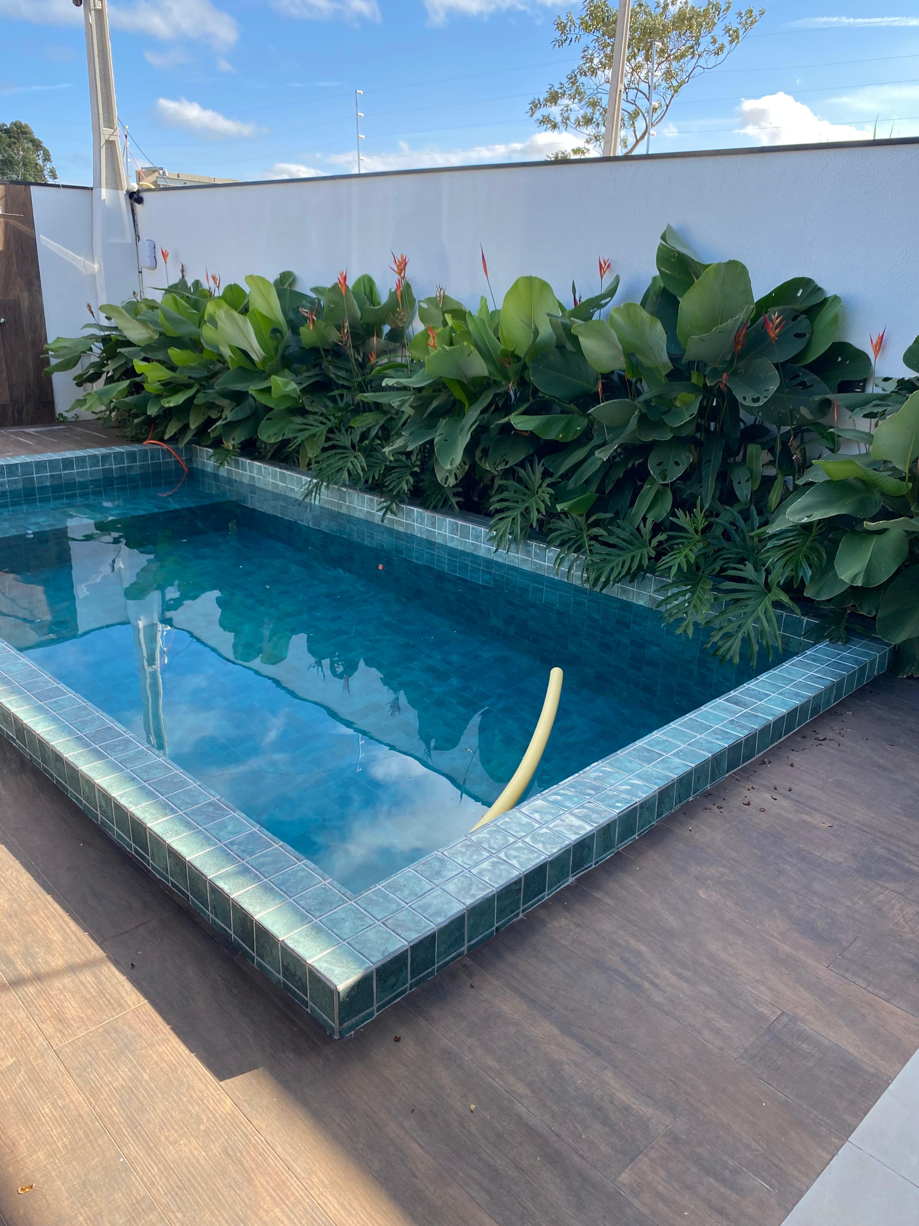 Piscina com jardim tropical — Sorocaba