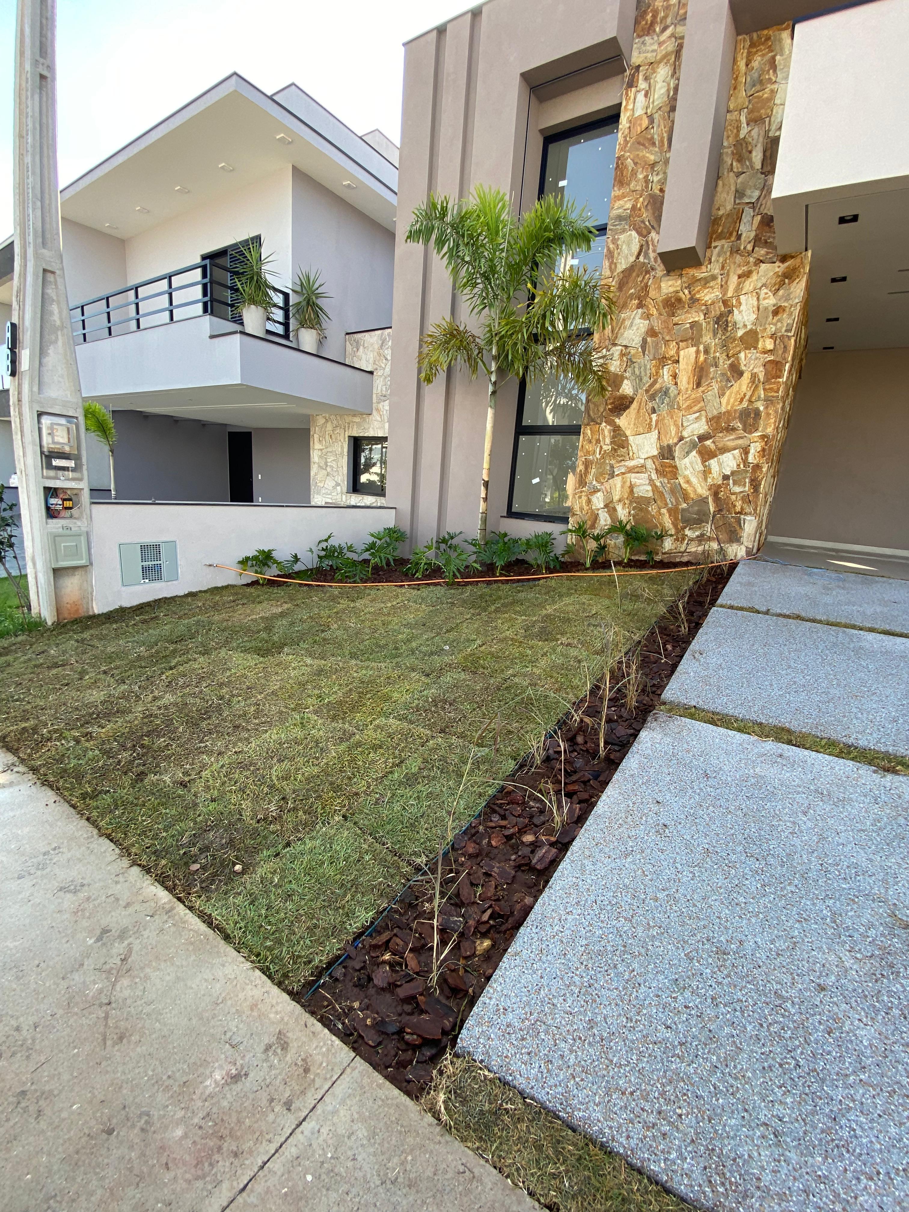 Jardim frontal com grama e canteiros — Sorocaba
